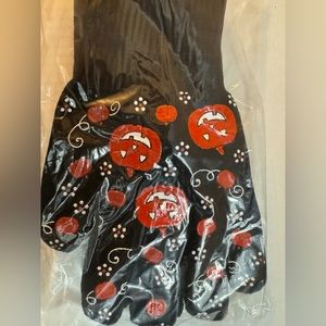 Temptations Pumpkin oven gloves.